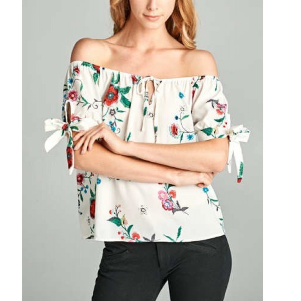 LAST 3! 💕 Floral Woven Top w/ Keyhole Detail